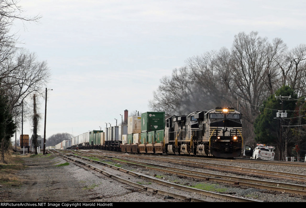 NS 8152 leads train 212 northbound